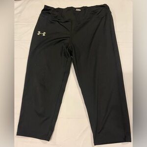 Under Armour youth X-Large fitted black Capri pant